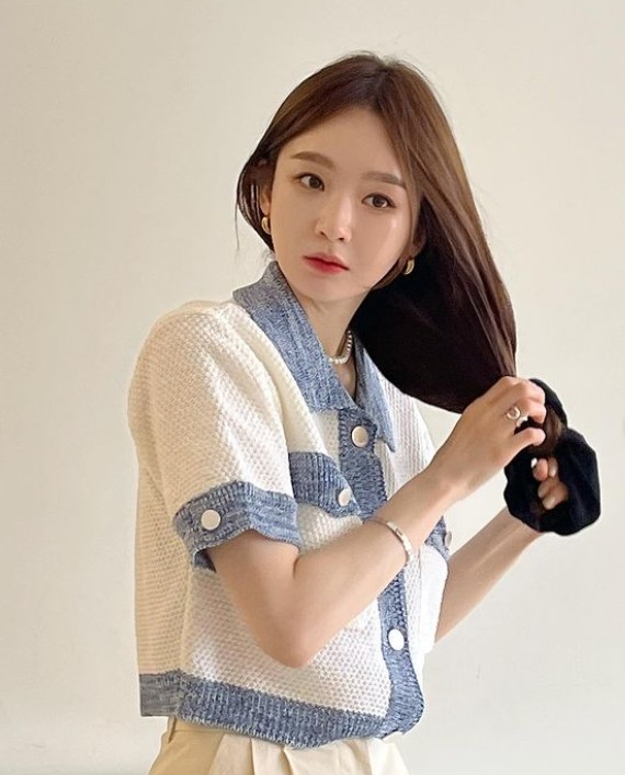 The group Davichi Kang Min-kyung showed off her goddess beauty.On the afternoon of the 8th, Kang Min-kyung posted a picture on his instagram with the phrase If you have a hair or a bang or a bang or a summer, it is a wasteless problem.Kang Min-kyung is shooting in a neat top and shorts, and she boasts a neat beauty with big, deep eyes and clear features.Meanwhile, Davichi will release her new mini album Season Note at 6 p.m. on the 16th. Recently, Lee Hae-ri announced her marriage to a non-entertainer and collected topics.