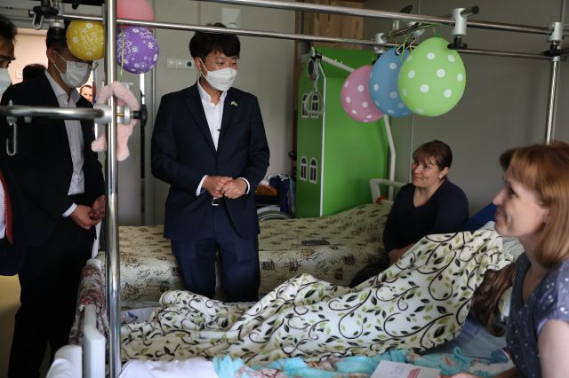 우크라이나를 방문한 국민의힘 이준석 대표가 6일 우크라이나 키이우 어린이병원을 방문, 병원을 둘러보고 있다. 국민의힘 제공.