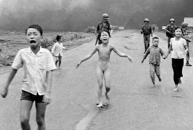 50년 전 베트남 전쟁 당시 네이팜탄 공격을 받고 도망치던 낌푹(당시 9세)의 모습