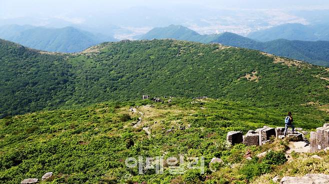 서석대에서 장불재로 내려가는 길에선 백마능선과 낙타봉이 장쾌하게 펼쳐져 있다.