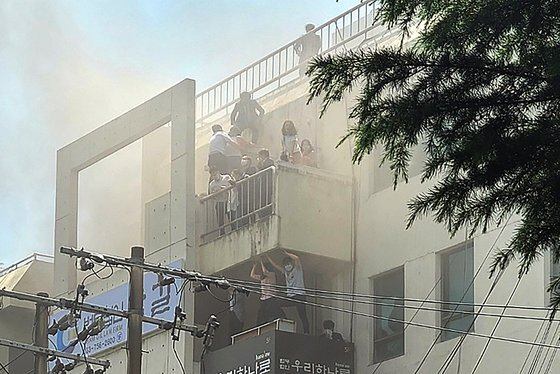 9일 대구 수성구 범어동 대구지방법원 인근 변호사 사무실 빌딩에서 불이나 시민들이 옥상 부근에서 구조를 기다리고 있다. 연합뉴스