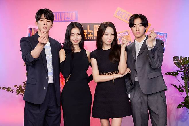 배우 장의수, 황승언, 정혜성, 이원정이 10일 오후 온라인 생중계로 진행된 플레이리스트xCJ ENM 새 드라마 '뉴노멀진' 제작발표회에 참석해 포즈를 취하고 있다. 트렌드의 최전선인 디지털 매거진 '뉴노멀진'에 입사한 에디터의 고군분투 이야기를 담은 드라마 '뉴노멀진'은 오늘(10일) 첫 방송된다. /사진제공=플레이리스트, CJENM 2022.06.10 /사진=이동훈 기자 photoguy@