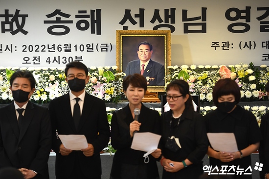 Song Hae, the National MC, was heard in the first place. On the last road of the deceased, who was active as the oldest MC in the active duty and gave a long smile,At 4:30 am on the 10th, the funeral ceremony of Song Hae was held at the Seoul Jongno District Seoul National University Hospital The Funeral Hall, where Song Hae was located.On this day, the funeral ceremony was conducted by Kim Hak-rae, and the broadcasting comedian president Eom Yong-su conducted a survey, comedian Yong-Shik Lee and Korean singer association president Lee Ja-yeon made a memorial service.Even in the early hours, The Funeral was attended by many family members and acquaintances of Song Hae and many juniors in the entertainment industry.Yoo Jae-suk, Jo Se-ho, Lim Ha-ryong, Kang Ho-dong, Lee Soo-geun, Choi Yang-Rak, and Sang-byeok, as well as the comedy artists who have been in the National Singing Contest for a long time,Eom Yong-su said, The teacher did not just talk to the performers of the National Singing Contest.The places where the teacher has been rough have become traditional markets and Hwagae marketplaces. Our teacher, who is an art director, is a magician who made his grandfathers grandmother as a youth. Yong-Shik Lee, who is in charge of the memorial service, said, Now the chair that the teacher always sat in the paradise shopping mall and the rice bowl house has become all of us.There are the South Sea and Song Hae in the East Sea. Goodbye to the teacher. Lee said, I am really grateful to the teacher who has widened the area of ​​the singers activities and raised his status. Do not forget Born to Sing in heaven, do not get sick and rest comfortably.At the end of the day, I heard the live-life upbringing of the deceased, excerpts from the documentary Song Hae 1927. Song Haes voice was filled with sobs.Also, when the opening remarks of the National Singing Contest, National ~, flowed into the voice of the deceased, those who attended the funeral ceremony shouted Born to Sing together.Joe called the theme song Napal Flower Life of the deceased as representative of Seolundo, Moon Hee Ok, Hyun Sook, Lee Ja-yeon,Following the incense and wreath, the youngest daughter of the deceased will remember the life of her father, who was a symbol of hope only by existence. I hope that many people who have given me great love will be happy.I am once again truly grateful, he said.Since then, Choi Yang-Rak, Yoo Jae-Suk, Kang Ho-dong, Jo Se-ho, and Yang Sang-guk have a Pilgrimage.Behind them, a procession of juniors such as Jeon Yu-seong and Yong-Shik Lee continued, and the cries of those who missed the deceased once again burst out.A Pilgrim tea, which left the mortuary, headed for Song Hae Road in Paradise, Seoul.A Pilgrimage procession stopped at the Celebrity Evergreen Office, the temporary altar in front of the Song Hae bust.Then, no:ze was held at the KBS main building, and the band, who had been together with the National Singing Contest for 32 years, played the signal song and saw off Song Haes last path.A pilgrimage car, which passed no:ze, headed to a crematorium located in Gimcheon, Gyeongbuk.Jangji is located at Song Hae Park in Dalseong-gun, Daegu, and the remains of the deceased are laid next to his wife, Seok Ok, who left the world first in 2018.On the other hand, Song Hae, who has been in charge of MC of National Singing Contest since 1988 and has been broadcasting for 34 years and has been loved by the people as the oldest MC of the longest program, died at the age of 95 on the morning of the 8th.