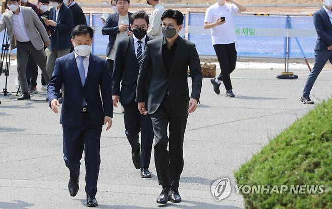 한동훈 법무부 장관 청주교도소 첫 현장 방문 (청주=연합뉴스) 천경환 기자 = 한동훈 법무부 장관이 10일 청주교도소를 방문해 기자회견을 마친 뒤 건물 안으로 들어가고 있다. 2022.6.10 kw@yna.co.kr