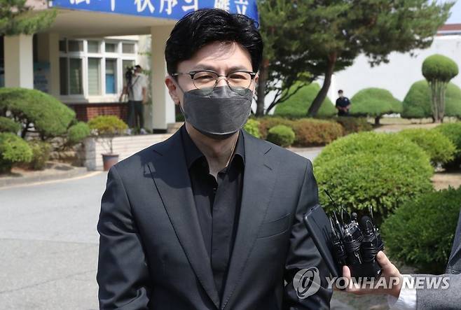 청주교도소 방문한 한동훈 법무부 장관 (청주=연합뉴스) 천경환 기자 = 한동훈 법무부 장관이 10일 청주교도소를 방문해 기자들의 질문에 답하고 있다. 2022.6.10 kw@yna.co.kr