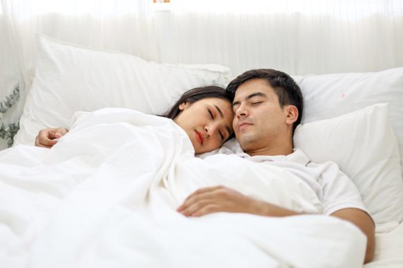 성인 파트너와 함께 잠을 자는 커플이 혼자 자는 싱글보다 수면의 질이나 만족도가 훨씬 높다. [사진=게티이미지뱅크]