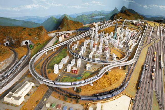 철도박물관의 디오라마(축소 모형) 전시. 화물열차, 비둘기호, 통일호, 무궁화호, 새마을호, 수도권 전동차, KTX가 순서대로 출발해 선로를 달린다. 배경을 밤낮으로 바꿔가며 철도의 하루의 보여준다. ⓒ박준규