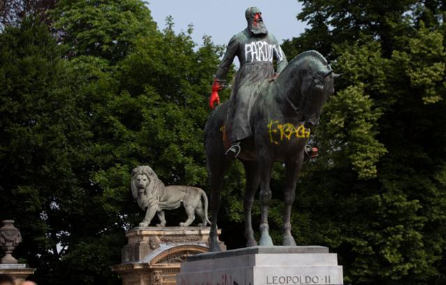 2020년 6월 10일 벨기에 수도 브뤼셀에 있는 옛 국왕 레오폴드 2세의 동상이 페인트와 낙서로 훼손돼 있다. 인종차별 항의 시위가 유럽 각국으로 확산하면서 최근 벨기에 국내에 있는 레오폴드 2세의 동상이 잇따라 수난을 당하고 있다. 브뤼셀=AP 연합뉴스