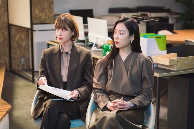 Why Her Seo Hyun-jin and Rigal Clinic members track the truth.SBSs Drama Why Her (director Park Soo-jin and Kim Ji-yeon, the playwright Kim Ji-eun, production studio S and Bomedia) released a still cut on the 11th, which will announce the full-scale launch of the Seojung University Law School Regal Clinic Center.The centers chiefs Oh Soo-jae (Seo Hyun-jin), the guest One Lawyer Song Mi-rim (Lee Joo-Woo), and the last-placed Gongchan (Hwang In-yeop), Choi Yoon-sang (Bae In-hyuk), Cho Gang-ja (Kim Jae-hwa), Na Se-ryun (Nam Ji-hyun), Nam Chun-pung (Lee Jin-hyuk) Expectations are focused on the cohesion of the two.In the last broadcast, the Park So Young (Hong Ji-yoon) Death incident was again on the surface.His brother Park Ji-Young (Park Ji-won) appeared and pointed out that Sisters death was Homicide, not suicide, and the criminal was Oh Soo-jae.Here, Park So Young was released to the TK law firm just before his death, and he was branded Murderer.However, Oh ordered the members of the Rigel Clinic Center to find out about me, and as soon as they reported the investigation, Park Ji-Young was arrested and shocked by the arrest of Park So Young as a suspect.In the meantime, the complete body of the Rigal Clinic Center is united. The public photos show members of the law school gathered together, including Oh Soo-jae and Song Mi-rim.All of them are staring at something in a serious expression and a super-intensive mode, which stimulates more curiosity.In the previous trailer, Oh Soo-jae announced that the first case of the Rigal Clinic will take on the Park Ji-Young case, and attention is focused on the new story of Park So Young and Park Ji-Young sisters.Especially, it is already exciting to see Gongchan, who handed the questionable documents to Oh Soo-jae, and Namchun-pung, who took out USB with a meaningful expression.It is noteworthy why Park Ji-Young was arrested suddenly, and what Reversal story and Secret are hidden.