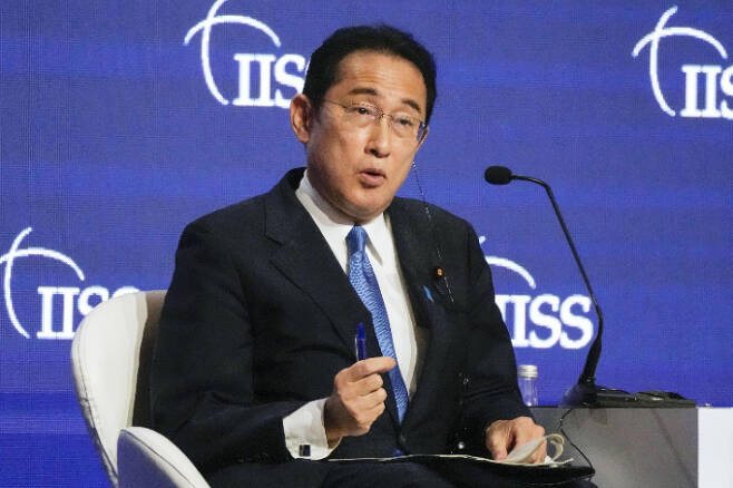 기시다 후미오 일본 총리가 10일(현지시간) 싱가포르에서 열린 아시아안보회의(샹그릴라대화)에서 기조연설을 마친 후 질문에 답하는 모습. 연합뉴스