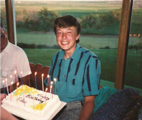 1989년 만 18세 생일을 맞은 일론 머스크. 캐나다로 막 넘어가 대학 입학을 준비하던 시기로 보인다./메이 머스크 소셜 미디어