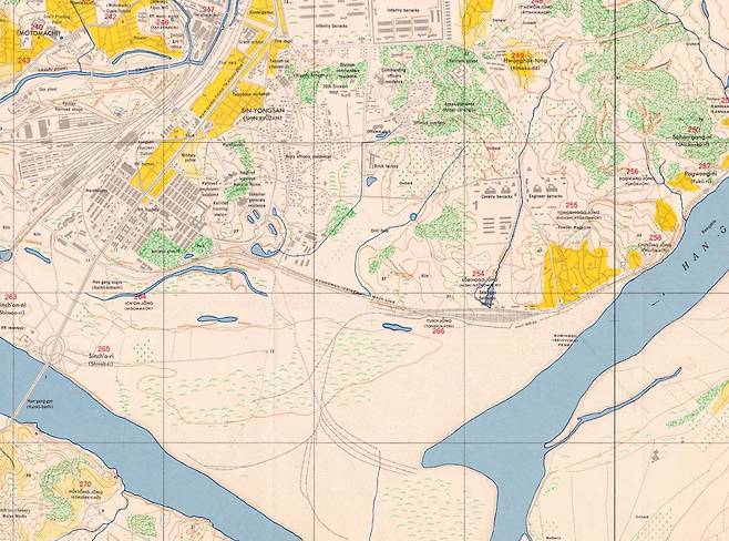 1946년미군이 만든 지도. 이촌역과 서빙고역 앞쪽은 거의 모래사장이다. 국립중앙박물관 자리 양옆으로 둔지산에서 나오는 개울이 보이고, 한강의 흐름도 지금과 많이 다르다. 이때만 해도 지금의 대통령집무실과 한강 모래사장까지 거리가 1km가 되지 않는다. 왼쪽 위, 용산역 뒤에 만초천이 보인다. 지금은 복개돼 전자상가 도로가 되었다.