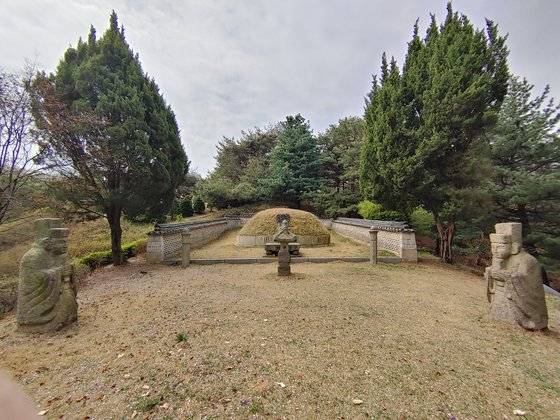 서울 현충원 안에 있는 창빈 안씨 묘역.