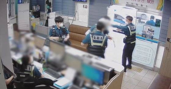 파출소에 방화를 시도하는 50대. 경찰들이 A씨를 밖으로 밀어내고 있다. 부산경찰청제공영상 캡처