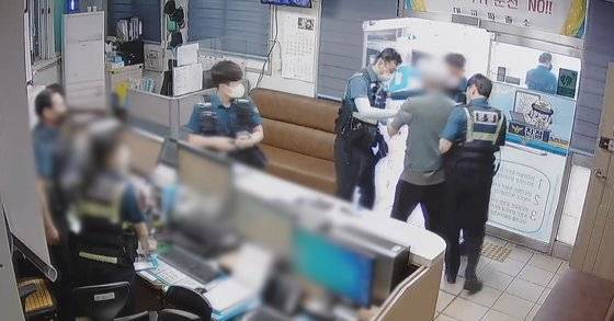 파출소에 방화를 시도하는 50대. 부산경찰청제공영상 캡처