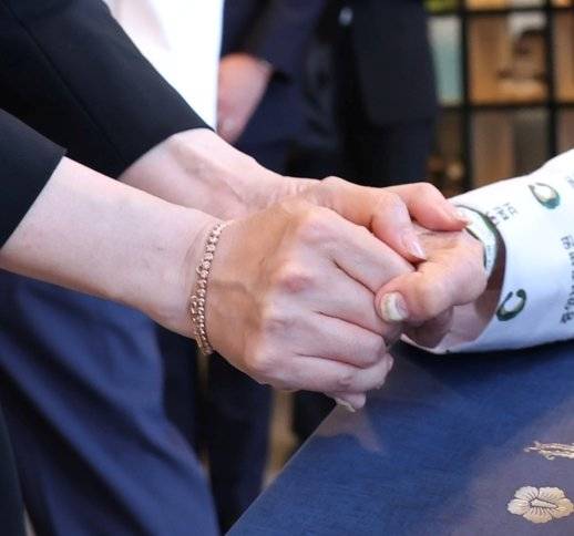 현충일인 6일. 국가 유공자를 위로하는 모습.