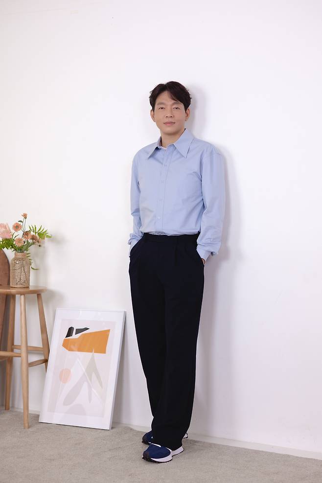 Following Interview1)Actor Park Ji-hwan reveals fanfare for Noh Hee-kyung writer, director Kim Kyu-taePark Ji-hwan praised the TVN Saturday Drama Our Blues (playplayed by Noh Hee-kyung/directed by Kim Kyu-tae) at a cafe in Gangnam-gu, Seoul, as the mysterious people who do not read with director Kim Kyu-tae, writer of Noh Hee-kyung who plays and directs the play ...Park Ji-hwan, who was usually a fan of the Noh Hee-kyung writer, said of the Our Blues script, How can I write this?Drama script, in some chapters, prose, Fingerprint, some lines were complete plays. I read like a novel. It was so happy.Literature was twisted toward the script, which can be asserted as a script that is acting only when the first-time author reads it.If you read it, you have a perfect taste, he said. Fingerprint is four words and one word is a word, but you have to postpone it as it is.Fingerprint is so perfect that it has to be played (acting) to build up more; if you just spoke with Fingerprint ignored, emotions get urgent.I do not feel the calm feeling that the artist wants. The most interesting Episode among Omnibus was Last episode, Hyun Chun-hee (God-shim) and Son Eun-ki (Ki-yu) Episode, I could not pass the script.I said, Stop ringing. I couldnt help myself. I couldnt explain. My hands were shaking.I was sore when I saw the ending of my turn, but my hands were shaking and tears were just melting the beauty that only the gates could use.I baked a pottery and I saw a beautiful moon jar.  The artists script is really crazy. How can you explain that?I cant solve the equation with my awkward knowledge and sensitivity, which is not difficult math. Its a long time.I know what you are focusing on. If you want to know, you will go somewhere else and bring it to the preemption of whether you know the aesthetics of betrayal.I never read it. I feel like I can not get close when I want to catch it. Noh Hee-kyung writer dealt with the pregnancy, childbirth and disability of minors through Our Blues.Asked if the work was not burdensome in dealing with sensitive issues, Park Ji-hwan said: I believed in the artist, is he that irresponsible?Is it going to be a topic or a debate? I dont think so. (On such matters) Well talk about it.Our Blues is also a work that uses life but also supports such life. It is a difficult life, but there is warmth and clarity even in sensitivity because there is an attitude of cheering.I think it is the power that viewers cry while watching Drama, but nod their heads. When you start to expect (after the show) reactions, its turbulent: Actor is a character who just has to join the case, and I have to focus on the story.If there was a ridiculous flow, I would have shared and adjusted opinions, but (the characters in the work) will eventually be cheered and happy.It would have been awkward to think too much and act.There may be smoke that tries not to be insulted and there may be a time to get out of controversy, but it seems to be a wonderful attitude of Actor to hit it.It seems that you do not have to reflect on the character and postpone it. It is more important to think about how to deliver it more effectively. As for director Kim Kyu-tae, It is a style that I have to do, but when I saw my edited scene, I saw that human rights knew exactly the way to go.I saw that he would make a beautiful point where human rights should be reached, and he also knew why he was old with the artist. I do not read it.Its a mystery, but the sense of the director is really attractive. And its really transparent. He doesnt know.Ask him about a scene and he says, Im going to ask the writer. Hes a big deal. Hes alert. How cool.When I meet the artist, he asks me to ask everything. I think he is constantly exploring and understanding the power and direction of the script.I think I have a sense of my own as I explore and understand the script of the old artist. It seems to be extreme. It does not act concise, simple and complicated.Its simple and everyone knows, and I think, How dare you get there? If you get the chance, Ill try to understand the coach.I tried to think about what I would do for my work and what I would do for it.I feel like a great director when I see that you do not coerce even if you have a (directing) line and attract Actors.I think that the awkward part of human rights has been cleared and made a fine adjustment. I think that you have finished the charm of human rights. 