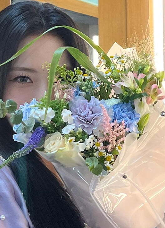 WJSN Eunseo has released a behind-the-scenes photo of Concert.On the 13th, Eunseo posted a picture with his article Our Wonderland that we can not forget through his instagram.In the open photo, Eunseo is holding a bouquet of flowers. It is a picture of Eunseos fresh visuals.Meanwhile, WJSN held a solo concert 2022 WJSN Concert Wonder Park (2022 WJSN CONCERT WONDERLAND) at the Olympic Hall in Seoul Olympic Park between November 11 and 12.