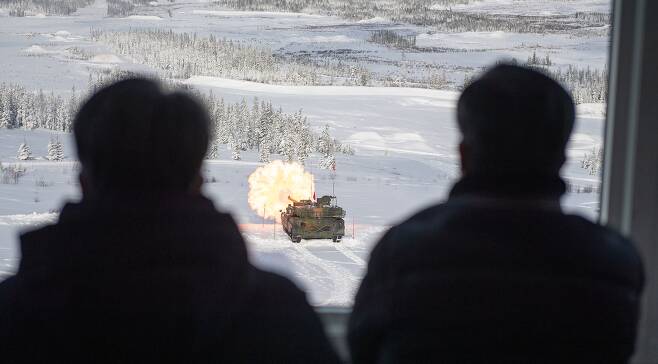 서욱 전 국방부 장관이 2022년 2월 노르웨이 주력전차 사업의 동계시험평가가 이뤄지고 있는 레나 기지(Rena Camp)에서 K2 전차의 사격시험을 직접 참관하고 있다. /뉴스1