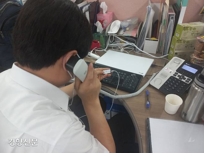 시각장애인 김훈씨(50)가 지난 13일 서울 영등포구 한국시각장애인연합회 사무실에서 음성 OTP 사용 시연을 하고 있다. 윤기은 기자