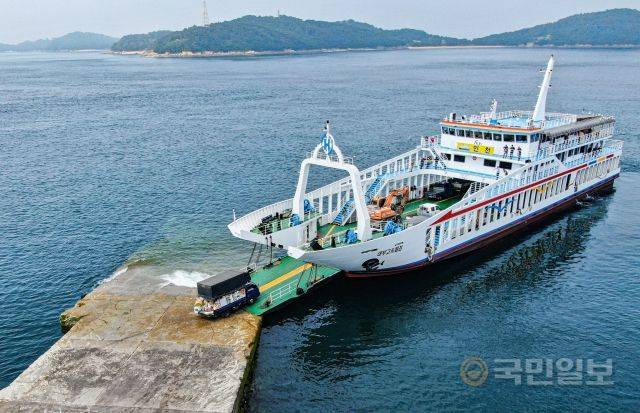 지난 10일 승봉도 선착장에서 권씨의 만물트럭이 대이작도로 향하는 배에 오르고 있다. 목요일에 승봉도에 들어왔던 권씨는 대이작도를 거쳐 토요일에 다시 인천으로 나간다.