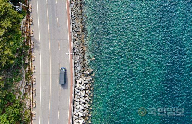 승봉도에 내린 권씨의 만물트럭이 해안길을 따라 마을로 향하고 있다.