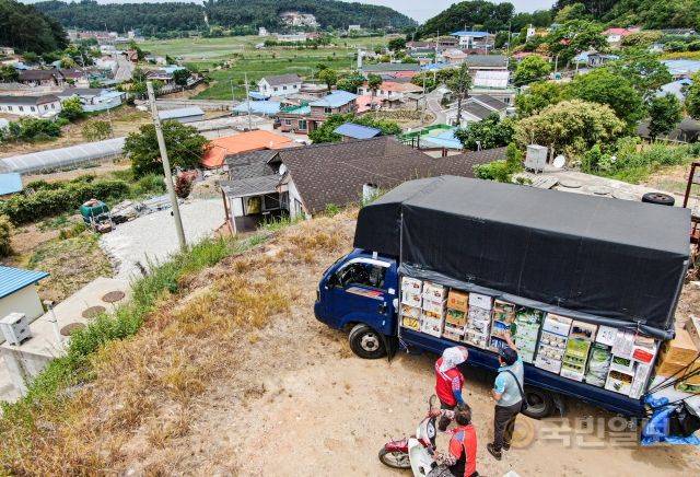 “밭에 가 있는 사람들, 바다에 가 있는 사람들, 빠진 것들 다시 보는 사람들이 있으니 자꾸 돌지.” 권씨의 만물트럭은 한눈에 들어오는 승봉도의 마을을 하루에 네댓 바퀴 돈다.