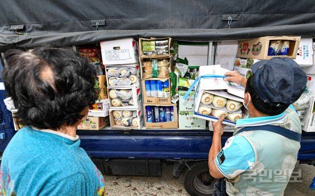 주민들이 물건을 고르기만 하면 권씨가 문 앞으로 척척 나른다.