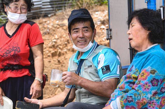 “요런 지갑도 있으면 하나 사다 줘” 권씨는 주민들과 격의 없이 대화를 나누며 필요한 물품들을 듣는다. 주민들의 냉장고 사정도 꿰뚫고 있다. 그의 비법이다.