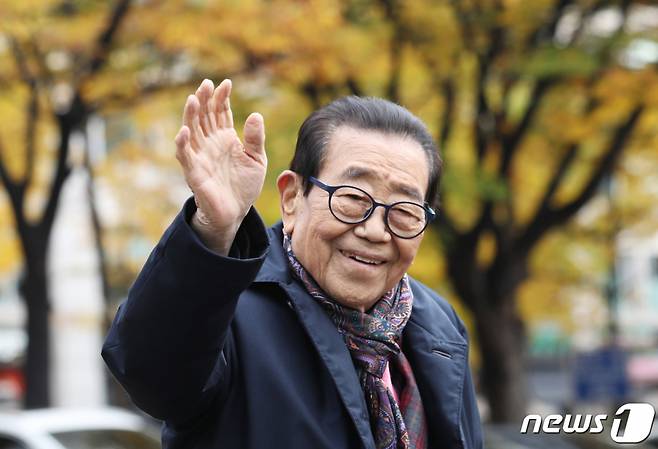 방송인 고(故) 송해가 지난해 11월 KBS1 '아침마당' 촬영을 마친 뒤 방송국을 나서며 인사를 하는 모습. /사진=뉴스1