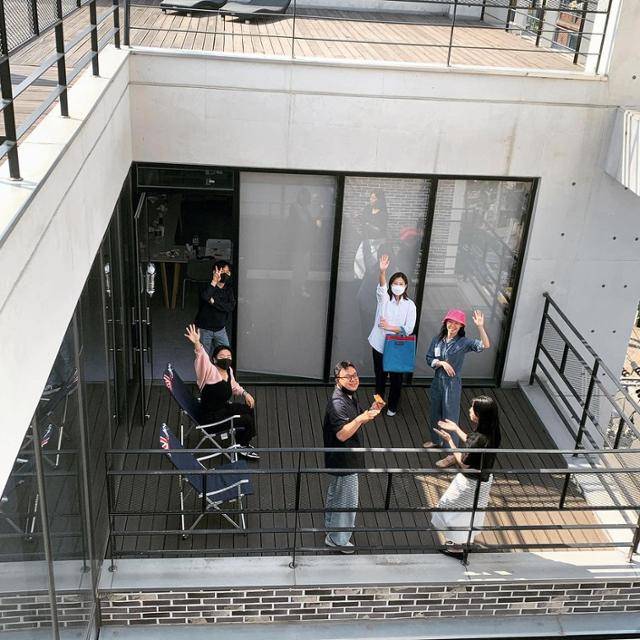 '프로젝트 썸원' 사무실의 테라스에 모여 '아무 말' 담소를 나누고 있는 멤버십 독자들. 윤성원 제공