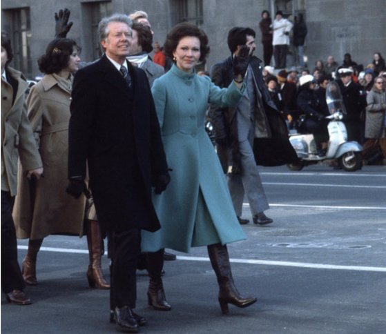 1977년 취임식 퍼레이드에서 시민들과 인사하는 지미 카터 대통령과 부인 로잘린 카터 여사. [사진 국립미국사박물관]