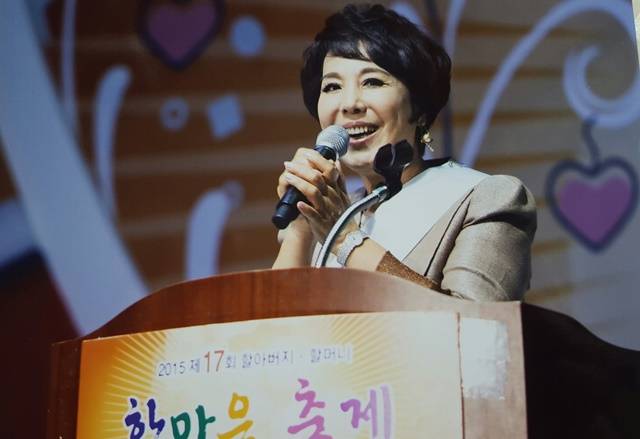 10여년째 연예인들로 구성된 봉사 단체인 (사)연예인한마음회를 이끌고 있는 그는 15일에는 65세 이상 어르신 3000명을 초청해 무료 공연을 벌이는 한마음축제를 갖기도 했다. /(사)연예인한마음회