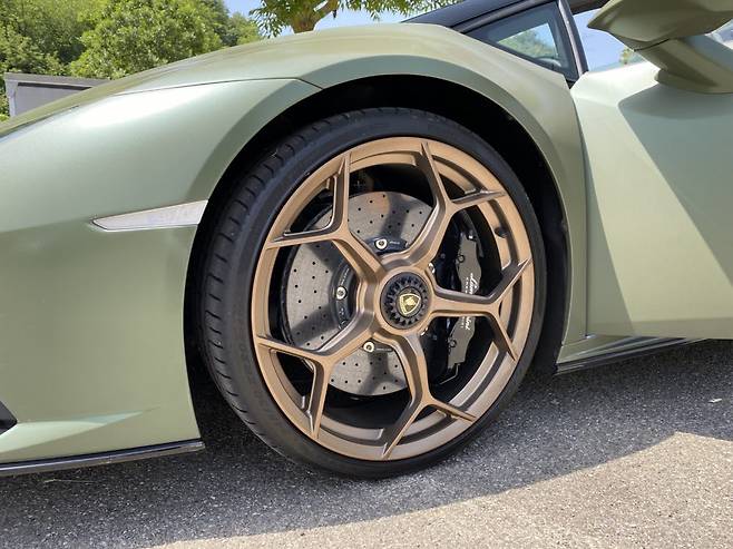 람보르기니 우라칸 에보 스파이더 휠. / 정치연 기자