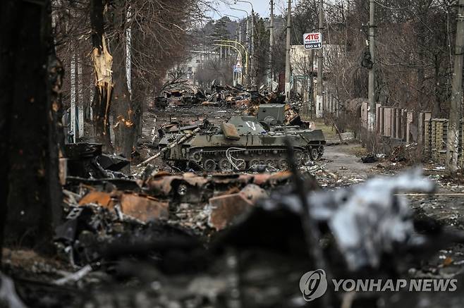 지난 3월, 키이우 인근 부차에서 파괴된 러군 기갑차량들 [AFP=연합뉴스 자료사진. 재판매 및 DB 금지]