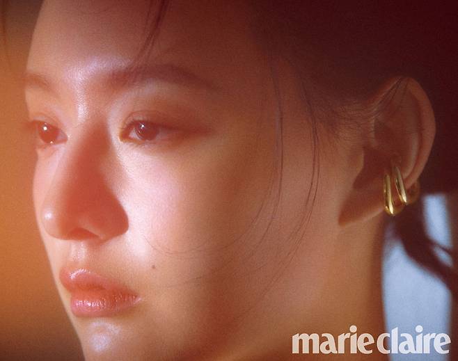 Actor Kim Ji-won, who has received a lot of public attention and love for playing Yeom Mi-jung in the recently-end drama My Liberation Diary, released an interview with the pictorial through the July issue of Marie Claire.Kim Ji-won in the picture completed a chic yet dreamy picture with her unique charm.In an interview, Kim Ji-won recalled a recently postponed character named Yum Mi-jung, saying, Now that everything is over, I feel that he was more alone and lonely than I had guessed, and that he was more deeply patient.I started this work with the desire to feel the depth and breadth that Kim Ji-won had not reached before, and I was able to learn what power to protect me by acting transparently honest and honest.Kim Ji-won, who finished the interview, said, If I say I will change, I can not change the situation.But I think its important that I decided to do that, that I decided to continue swimming without being swept back as before when the current came in.Kim Ji-wons more pictures and interviews can be found in the July issue of Marie Claire.iMBC Photos Mari Claire