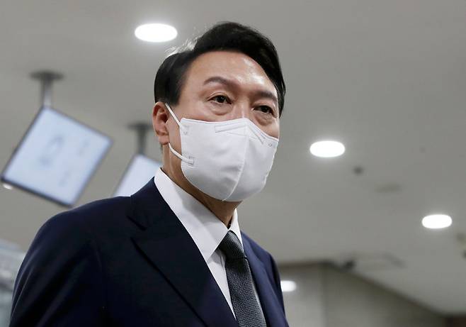 윤석열 대통령이 17일 서울 용산 대통령실청사로 출근하며 기자들의 질문에 답하고 있다. 대통령실통신사진기자단