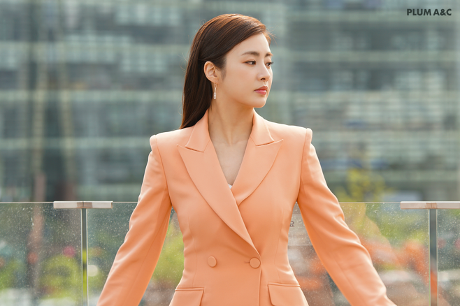 Actor Kang So-ra reveals goddess beauty that became more beautiful after Child BirthPlum A & C, a subsidiary company, released the behind-the-scenes cut of Kang So-ras promotional video shoot through the official post on the 17th.Kang So-ra in the public photo showed off the perfect concept digestion power with a unique aura that goes between charisma and elegance.Kang So-ra, who perfectly digested intense hot pink and apricot suits, focused his attention on perfect suit fit and imposing beauty.In addition, the more colorful goddess visuals, reminiscent of the awards ceremony, emphasized the alluring charm of the Dresora.Kang So-ra, who maintains a healthy charm with his natural physical and thorough self-management, has been impressed by his body that perfectly digests any costume from suit to dress even after Child Birth.According to his agency, Kang So-ra is the back door that finished shooting with a lively smile on the scene without losing a smile for a long time.Kang So-ra married an eight-year-old oriental medicine doctor in 2020 and held her daughter in her arms last April. Wave original Can I Be a Man is being considered as her next film.