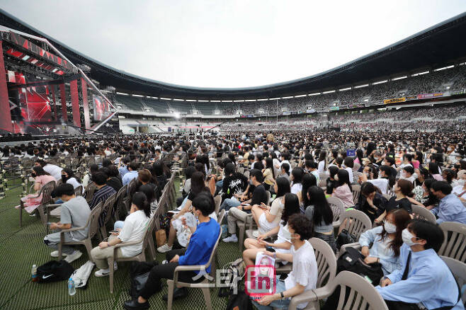 18일 오후 서울 잠실올림픽주경기장에서 ‘제28회 2022 드림콘서트’가 개최됐다. 드림콘서트를 찾은 관중들이 가수들의 공연에 환호하고 있다. (사진=노진환 기자)