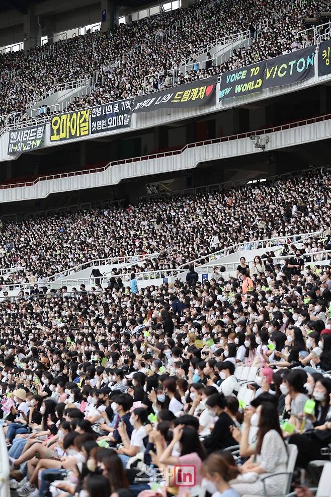 18일 오후 서울 잠실올림픽주경기장에서 ‘제28회 2022 드림콘서트’가 개최됐다. 드림콘서트를 찾은 관중들이 가수들의 공연에 환호하고 있다. (사지=노진환 기자)