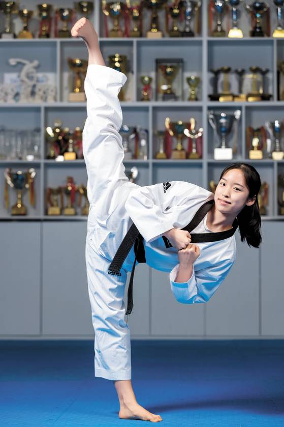 태권도 자유품새 종목 청소년부 국가대표인 이주영 선수가 지난 13일 수원시 국가대표 효자효녀 체육관에서 태권도를 시작하게 된 계기와 목표 등을 밝혔다. 정준희 기자