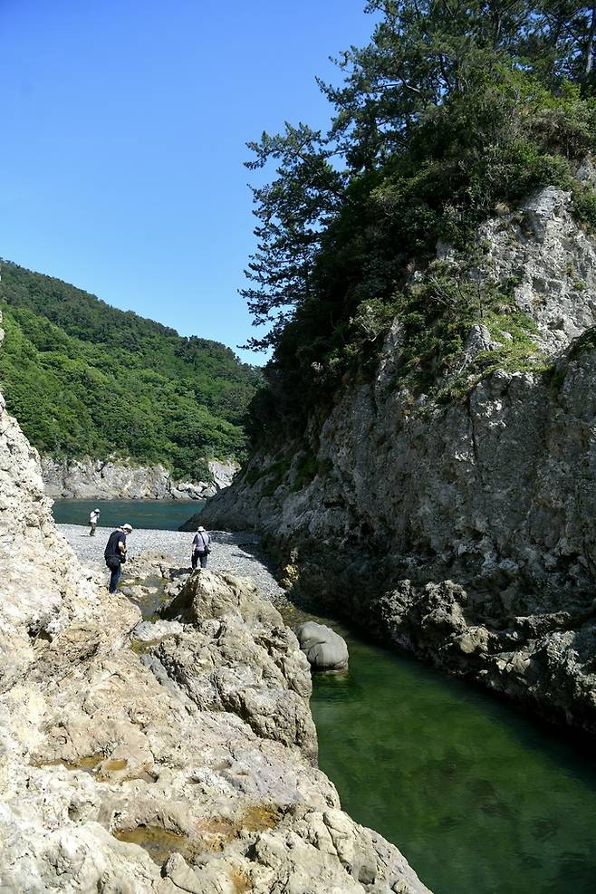 연대도 몽돌해변 협곡
