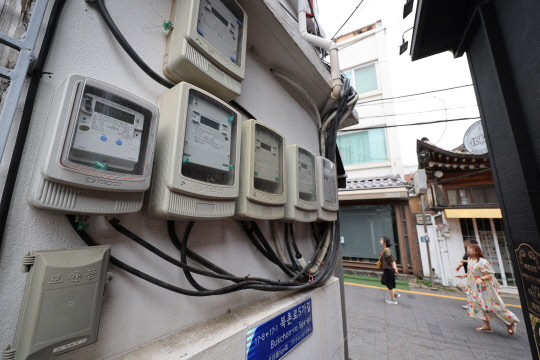 19일 오전 서울 시내 한 건물의 전기계량기. 이날 정부 당국에 따르면 물가 당국인 기획재정부가 3분기 전기요금 인상 여부를 수용할지를 두고 내부 논의를 하고 있다. <연합뉴스>