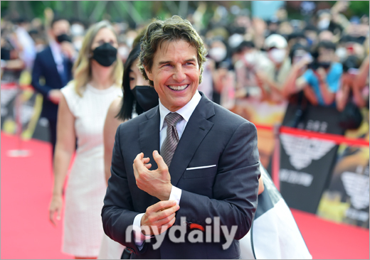 Hollywood Actor Tom Cruise attended the top gun maverick Red Carpet event held at the outdoor plaza of Lotte World Tower in Jamsil, Seoul on the afternoon of the 19th.