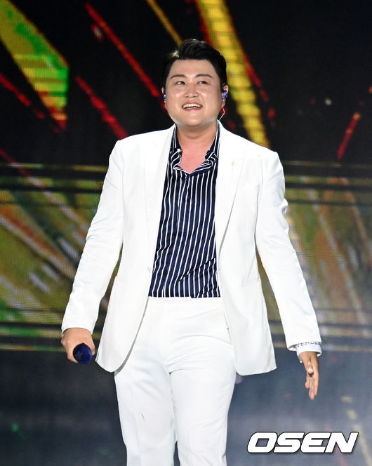 The first DreamConcert Trot performance was held at the Seoul jamshil olympic stadium on the afternoon of the 19th.Kim Ho-joong is on stage. 2022.06.19