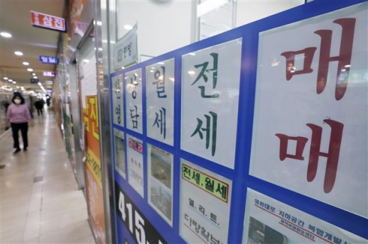 서울의 한 아파트단지 상가 공인중개사에 아파트 매매 및 전세 매물 시세가 게시돼 있다.(위 기사와 관련 없음) 뉴스1