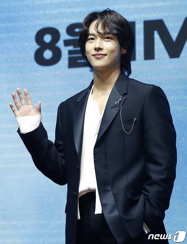 배우 임시완이 20일 오전 서울 중구 소공동 웨스틴조선호텔에서 열린 CHECK-IN 탑승안내 ‘비상선언’(감독 한재림) 제작보고회에서 포즈를 취하고 있다. ‘비상선언’은 사상 초유의 항공테러로 무조건적 착륙을 선포한 비행기를 두고 벌어지는 리얼리티 항공재난 영화이다. 2022.6.20/뉴스1 © News1 권현진 기자