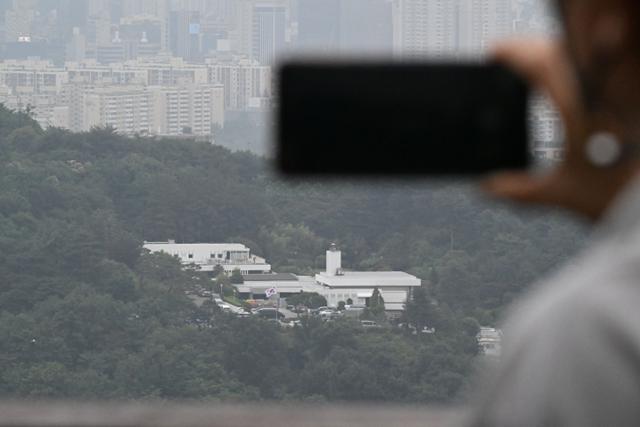 19일 남산 산책로 전망대에서 시민들이 대통령 관저가 될 한남동 외교부 장관 공관을 스마트폰으로 촬영하고 있다. 오대근 기자