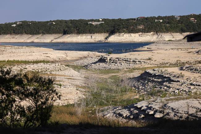미국이 1000년 만에 최악의 가뭄을 겪고 있다는 평가가 나오는 가운데 18일 텍사스주 샌 안토니오 외곽에 위치한 메디나 호수가 수위가 크게 줄면서 바닥이 드러나 있다. 로이터 연합뉴스