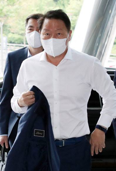 최태원 SK그룹 회장이 지난 17일 서울 광진구 워커힐호텔에서 열린 ‘2022 확대경영회의’에 참석하고 있다.뉴시스